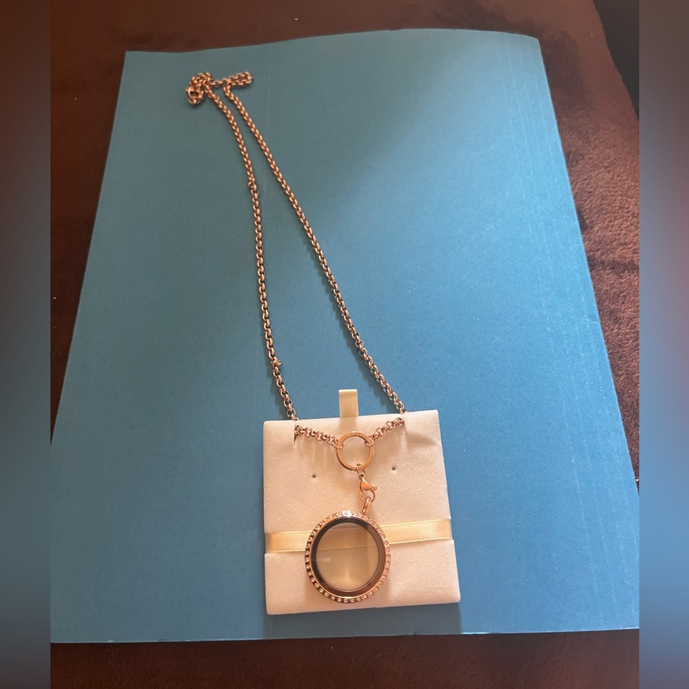 It’s Pearl Time Champagne necklace 3 pearls
